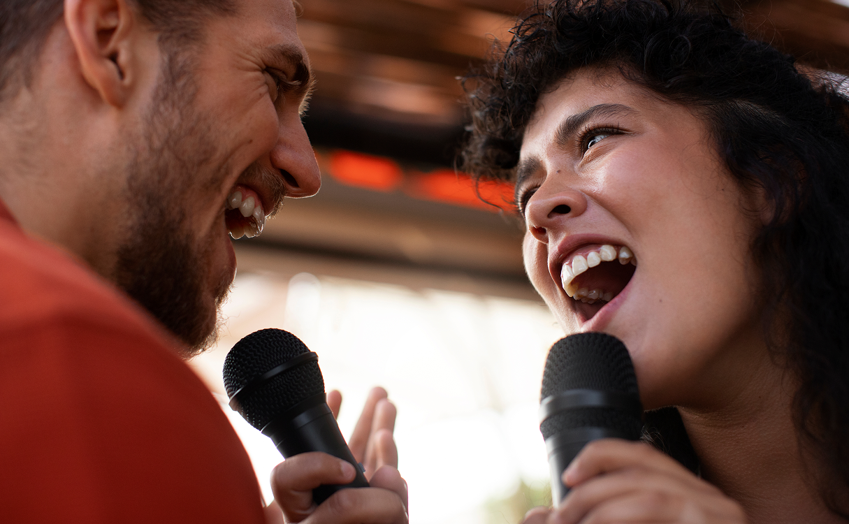 How to Choose the Right Wireless Microphone for Stage & Studio